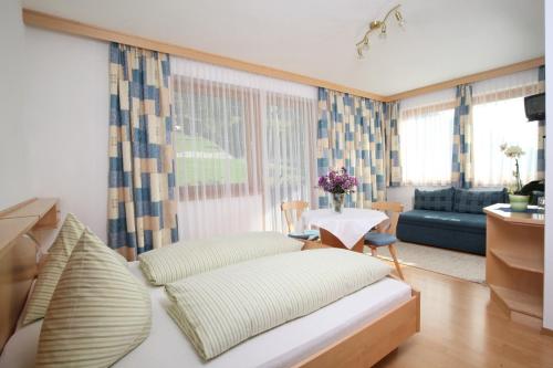 Säng eller sängar i ett rum på Hotel Garni Haus Anita