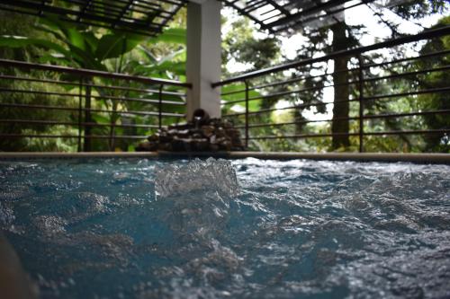 una bañera de hidromasaje con agua saliendo de ella en Hotel Bambu Inn, en Salento