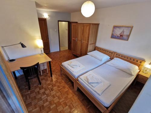 Postel nebo postele na pokoji v ubytování Authentico Deluxe Stari Grad