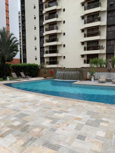 una piscina frente a un edificio en Charmoso Flat na Alameda Santos, en São Paulo