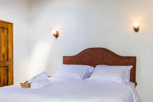 Una cama o camas en una habitación de HOTEL ENCANTO COLONIAL