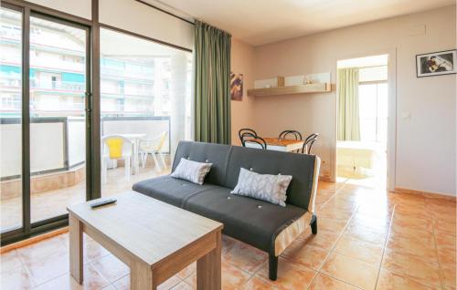 una sala de estar con un sofá y una mesa en Cozy Apartment In Malgrat De Mar, en Malgrat de Mar