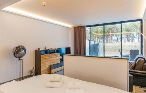 - une chambre avec un lit et une grande fenêtre dans l'établissement Prora Solitaire Panorama 02, à Binz