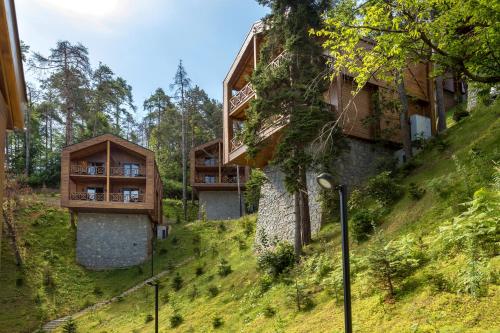 un edificio al lado de una colina en Hancioglu Orman Evleri (Bungalow) & Hotel en Trebisonda