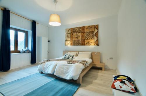 - une chambre avec un lit doté d'un tapis bleu dans l'établissement Al Maset di TSS' - Green Apartament - Zona Living Spaziosa - Perfetto per Famiglie Numerose a Pergine Valsugana, à Pergine Valsugana