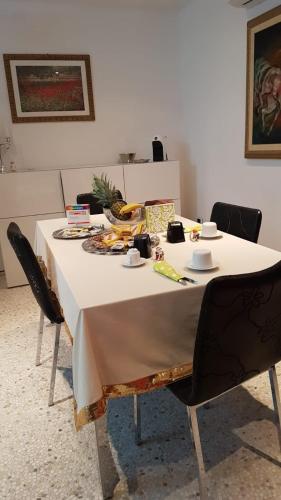 una mesa con un mantel blanco. en B&B Rossella, en Montoro Inferiore