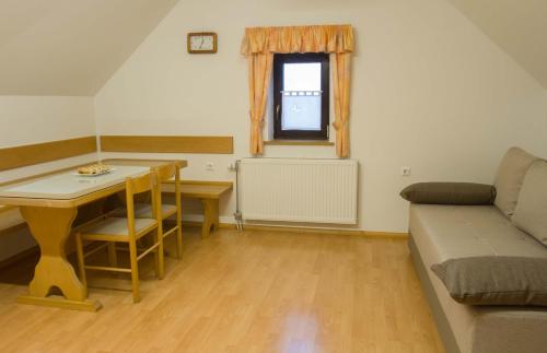 un salon avec un canapé et une table dans l'établissement Apartments Pri Marjetki, à Cerkno