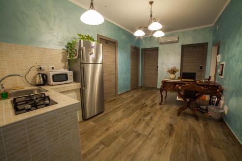 罗马Iris Guest House的配有不锈钢冰箱和桌子的厨房