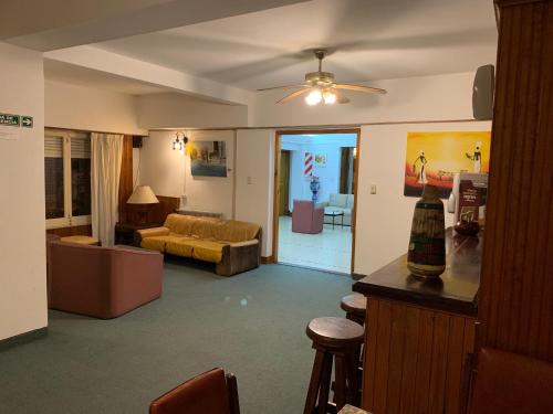 un soggiorno con divano e un tavolo di Hotel La Golondrina a Pinamar