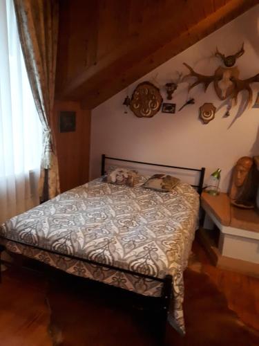 1 dormitorio con 1 cama en una habitación en Vila Valdonė, en Palanga
