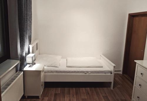 una piccola camera con letto e comodino di Monteurhaus Wildewiese Oyten Bassen bei Bremen a Oyten