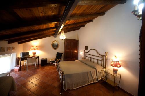 Un pat sau paturi într-o cameră la Turismo Rurale Baglio Fastuchera