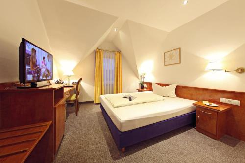 Un pat sau paturi într-o cameră la Garni-Hotel Goldenes Lamm