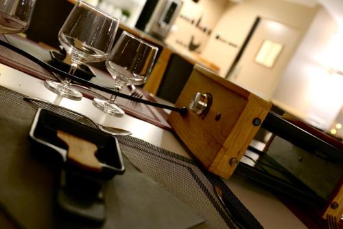 - une table avec des verres à vin dans l'établissement Auberge de la Gravière, à Orcières