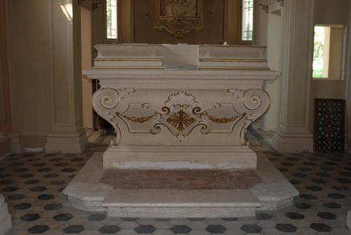 a large white statue in a room with a floor at Relais Villa Valfiore in San Lazzaro di Savena