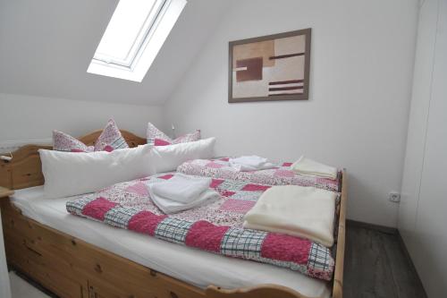 un letto con trapunta e cuscini sopra di Kleine Ferienwohnung Bederkesa a Bad Bederkesa