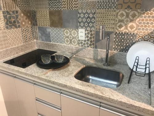 um lavatório de cozinha com duas chávenas num prato em Suites Metrô Luz em São Paulo