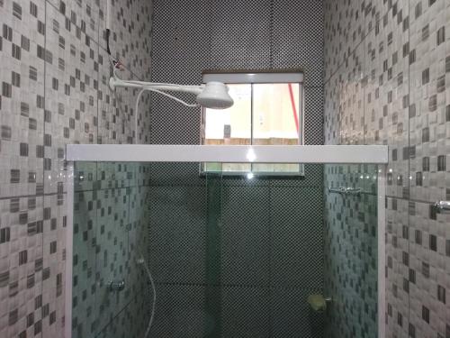 uma casa de banho com uma cabina de duche em vidro e uma cabina de duche em vidro. em Casa de Praia / Cabo Frio em Tamoios