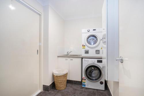 Imagen de la galería de Beachfront One, Mollymook, en Mollymook