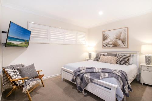 Una cama o camas en una habitación de Beachfront One, Mollymook