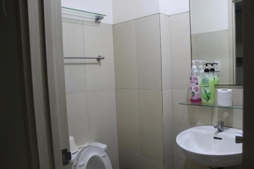 y baño con aseo y lavamanos. en CHATEAU ELYSEE a5 NEAR AIRPORT WIFI KITCHEN, en Manila