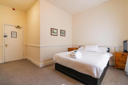 Una cama o camas en una habitación de Old Trafford Stadium Hotel
