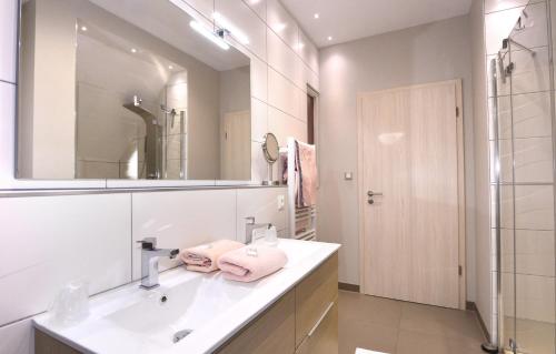 Bathroom sa Au Soleil, Hôtel Restaurant & Spa