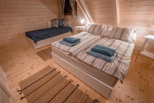 a bedroom with a large bed in a log cabin at Rodinná roubenka U Tří skřítků in Červená Voda