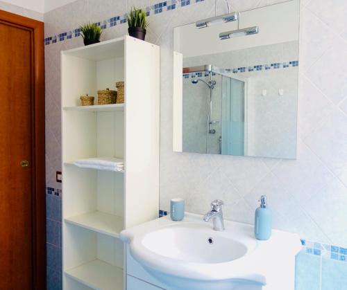 La salle de bains est pourvue d'un lavabo et d'un miroir. dans l'établissement The Good Place B&B, à Rome