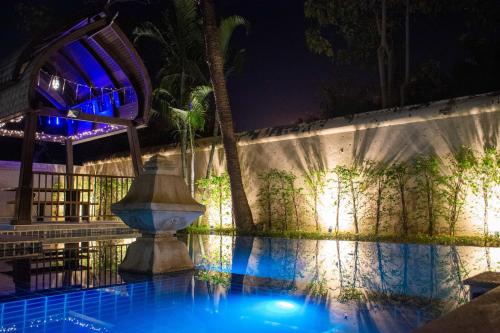 a night view of a swimming pool at a resort at Comfosya BBQ Pool Villa near Jomtien Beach in Na Jomtien