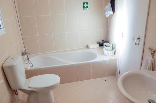 Vonios kambarys apgyvendinimo įstaigoje Casa da Grota
