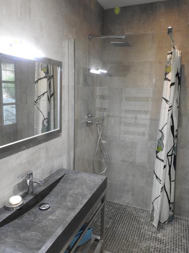 une salle de bain avec douche et lavabo dans l'établissement La Cavale En Mer T4 100m², à Cavalaire-sur-Mer