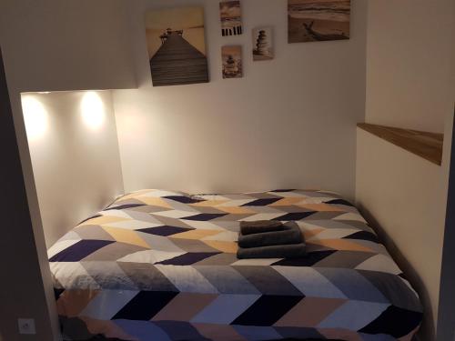 um quarto com uma cama com piso em xadrez em STOP 100m DU PORT-Parking gratuit a 5mn em Vannes