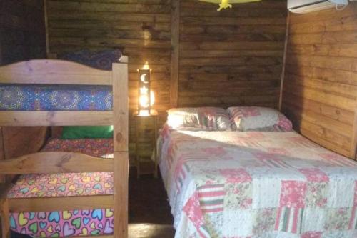 1 dormitorio con 2 literas en una cabaña en Suites Vito Dumas 1 en Tigre