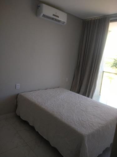 a bedroom with a bed and a window at Casa novanova in Capitólio