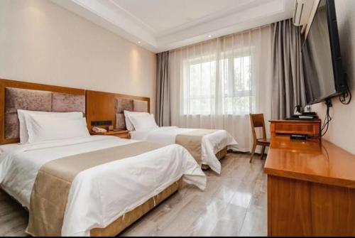 Ένα ή περισσότερα κρεβάτια σε δωμάτιο στο Fu Hua International Hotel Dunhuang