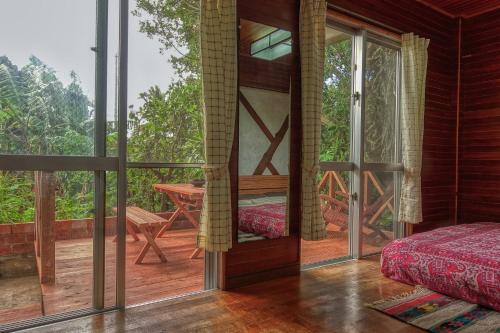 Habitación con cama y balcón con puertas correderas de cristal. en 435 en Isla Ishigaki