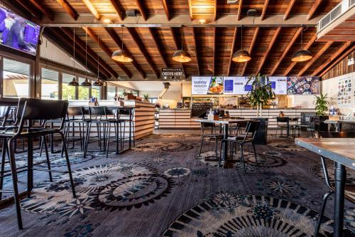 Un restaurante o sitio para comer en Warners at the Bay