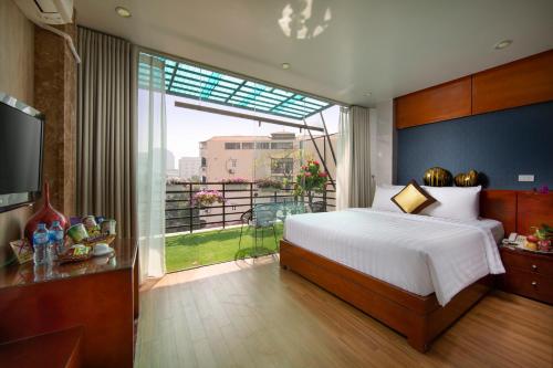 Giường trong phòng chung tại Hanoi Lotus Boutique Hotel