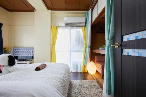 1 dormitorio con cama y ventana en Kamiya TK Building 301, en Tokio