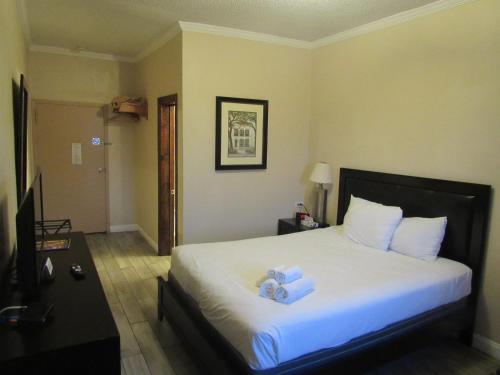 ein Hotelzimmer mit einem Bett mit Handtüchern darauf in der Unterkunft The Tremé Hotel in New Orleans