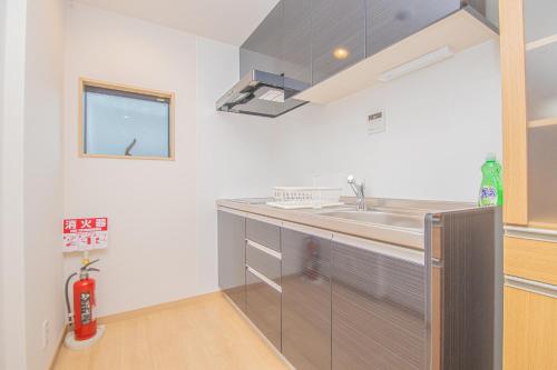 uma cozinha com um lavatório e um balcão em LA CHIC Stay Hakata em Fukuoka