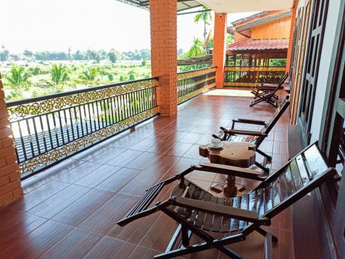A balcony or terrace at Myanmar Beauty Hotel 2