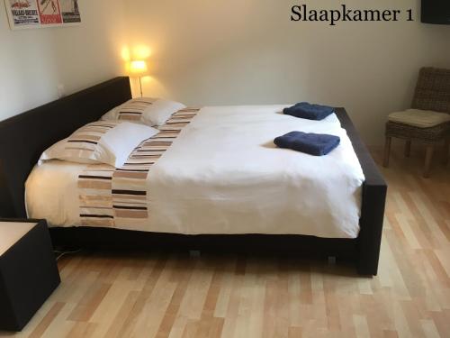 een slaapkamer met een groot bed en 2 handdoeken bij Edelweiss A13 in Morgins