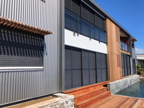 an external view of a house with a swimming pool at OCEAN SUNSET in Saint-Leu