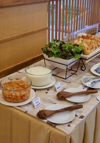 ホテルの敷地内または近くでの食事または食べ物