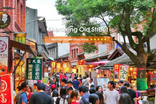 a crowd of people walking down a busy city street at HiONE Holiday Hotel in Shenkeng