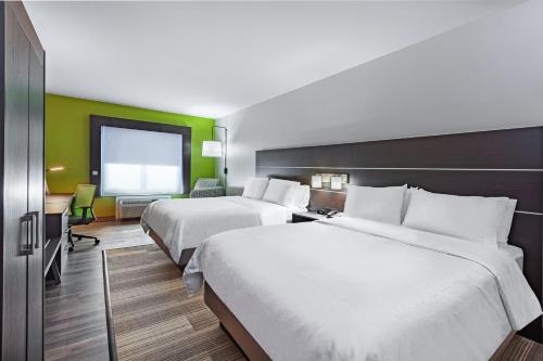En eller flere senger på et rom på Holiday Inn Express Port Lavaca, an IHG Hotel