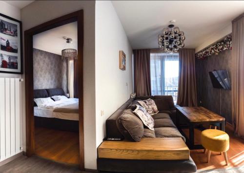 バクリアニにあるBakuriani area park 57のリビングルーム(ソファ付)、ベッドルーム1室が備わります。