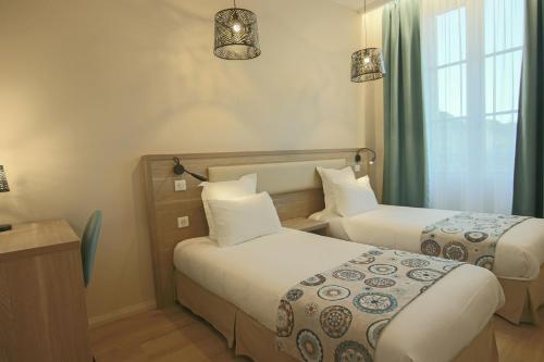 Кровать или кровати в номере Hôtel Montaigne